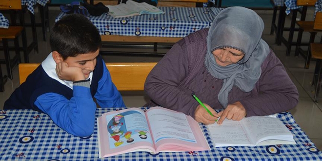 Babaanne ile torunu aynı okulda eğitim görüyor
