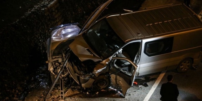 İstanbul'da kaza yapan araçlar bariyere daldı: 3 yaralı