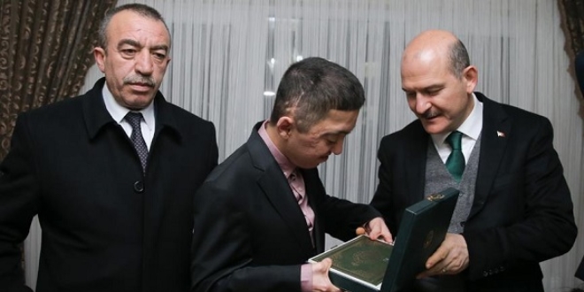 Bakan Soylu'dan ehit ailesine ziyaret