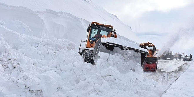 Doğu Anadolu'da 111 yerleşim yeri yolu ulaşıma kapandı
