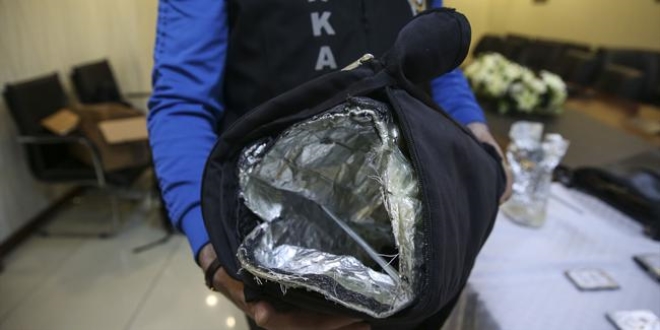 Alarmlarn almasn naylon ve alminyum folyo ile engellemiler