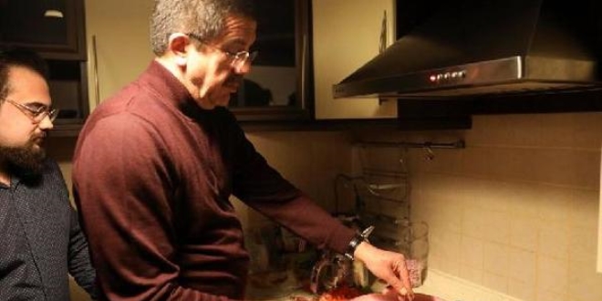 Zeybekci, öğrenci evinde menemen yaptı