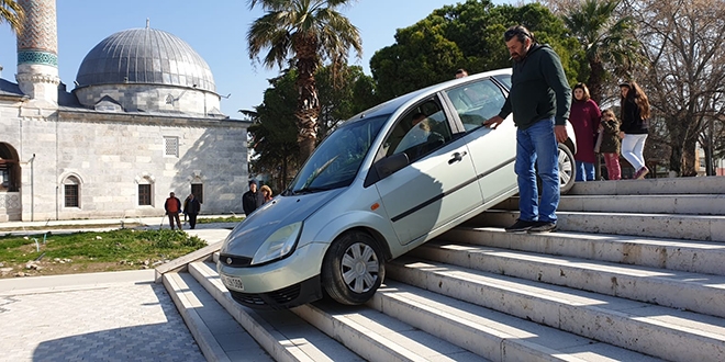 Şaşkın sürücü otomobille merdivenlerden indi