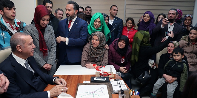 Cumhurbaşkanı Erdoğan partililerle çay içti