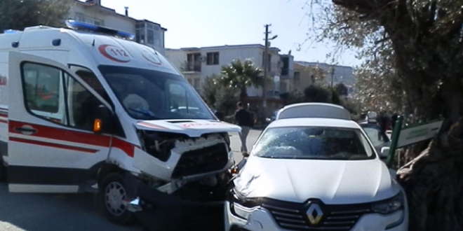 Ambulansla otomobil çarpıştı: 2'si çocuk 6 yaralı