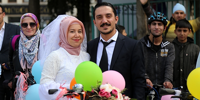 Bisiklet turunda tanıştılar, böyle evlendiler