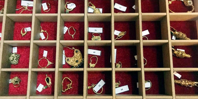 2 bin 395 para tarihi eseri satarken yakalandlar