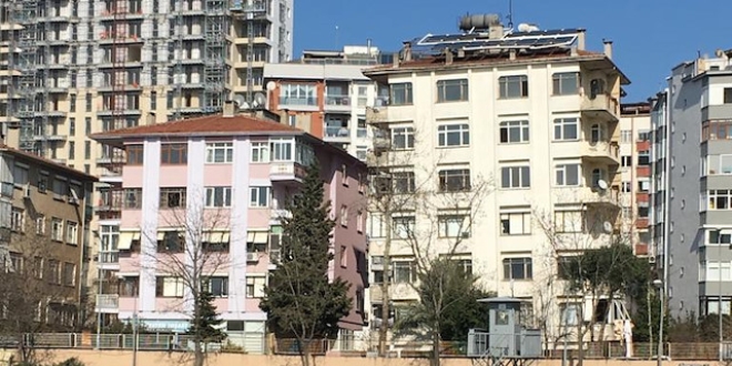 Bu bina 27 yıldır eğik