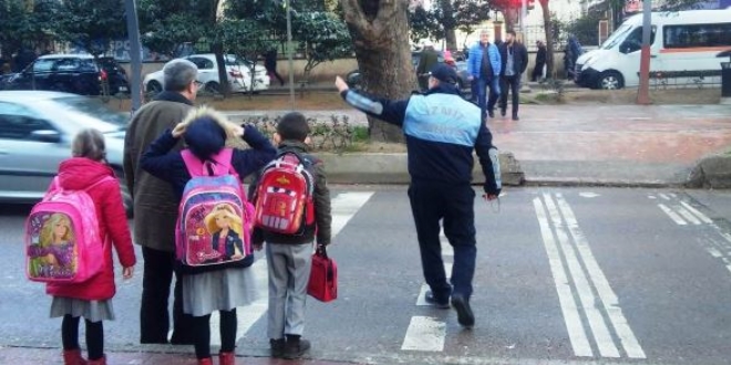 İzmit'te zabıtalar okul çevrelerini boş bırakmıyor