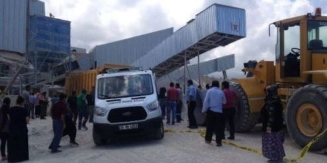 İş makinesi ile kamyon arasına sıkışan işçi öldü