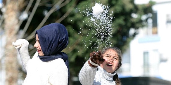 Antalya'da 18 derecede kar topu oynadlar