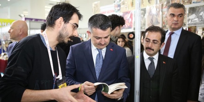 Bakan Pakdemirli'den genlere kitap okuma tavsiyesi