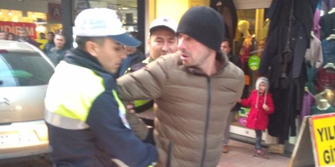 Sokakta eşini darp eden adama esnaf dayağı