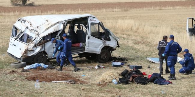 Göçmenleri taşıyan araç devrildi: 1 ölü, 11 yaralı