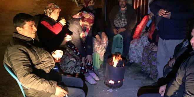 Depremden korkan vatandaşlar geceyi dışarıda geçiriyor