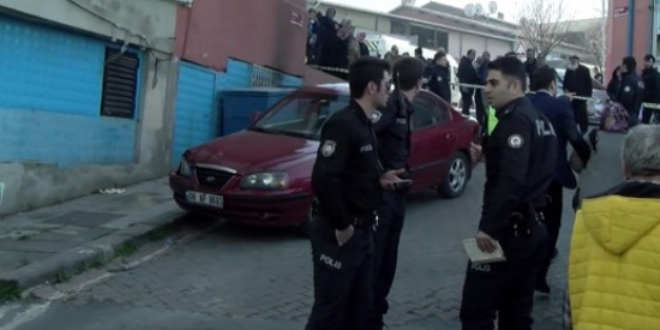 skdar'da feci kaza: Yal kadn otomobille duvar arasnda skt