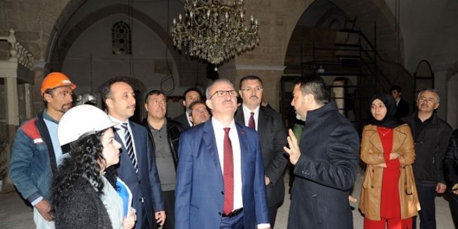 Tarihi çinilerin üstü sıvayla kapatılmış