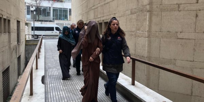 'Kırmızı bülten'le aranan 2 kadın adliyeye böyle getirildi