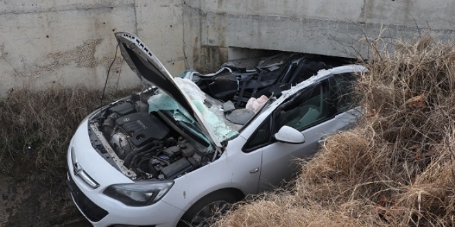 Otomobilde sıkışan sürücüyü itfaiye ekipleri kurtardı