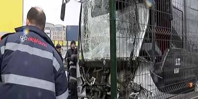 Metrobs'te yaanan kaza nedeniyle seferlerde aksama yaanyor