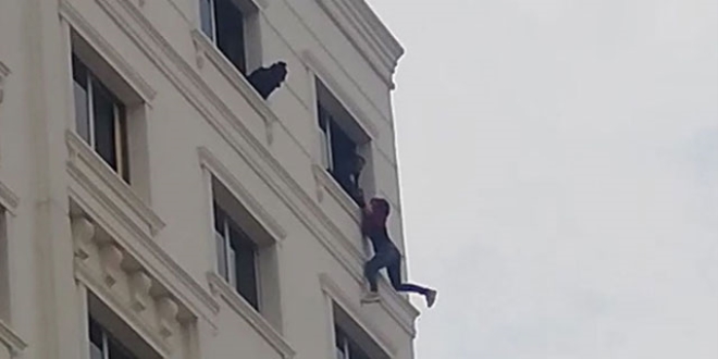 Polis, intihar etmeye alan kadn son anda kurtard