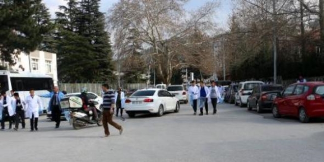 Öğrenciler, okullarının bulunduğu mahalleyi temizliyor