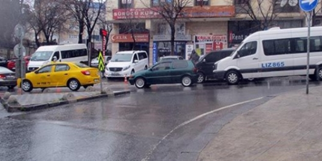 Aracına bindikleri taksiciyi döverek öldürdüler