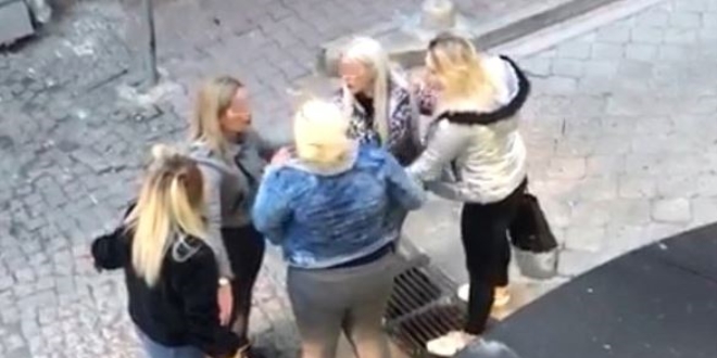 Kızlar caddede ortasında birbirine girdi: 1 yaralı
