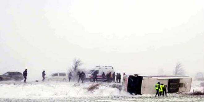 Trakya'da kar ve tipi nedeniyle otobs devrildi: 4 yaral