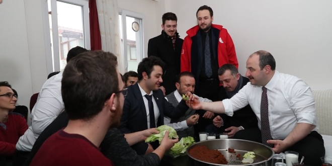 Bakan Varank, öğrenci evine konuk oldu