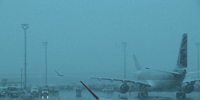 İstanbul'da hava trafiğine kar engeli