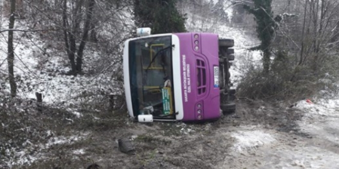 Sapanca'da halk otobüsü devrildi: 2 yaralı