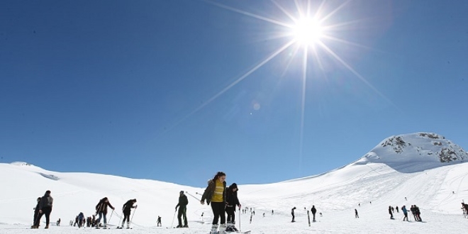 Hakkari'de binlerce öğrenci sporla tanıştı