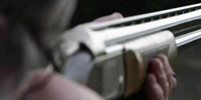 Eşi yokken evine gelen adamı av tüfeğiyle öldürdü!