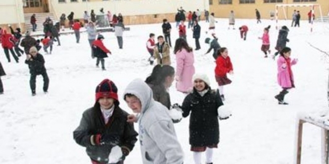 stanbul'da okullar yarn tatil edildi