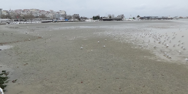 Silivri'de deniz yaklaşık 150 metre çekildi