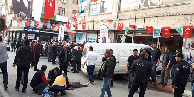 Minibüs İYİ Parti'nin seçim bürosuna daldı: 6 yaralı