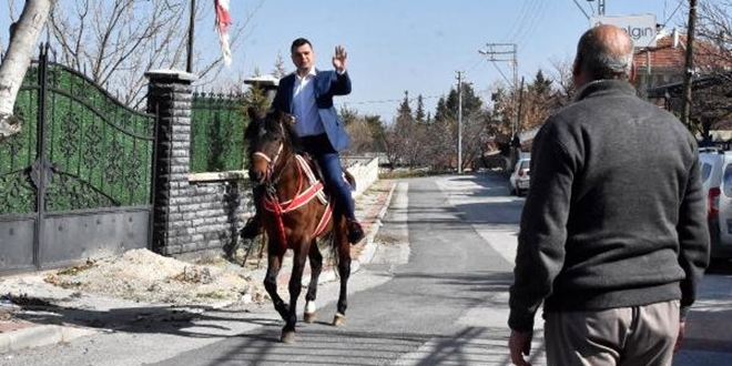 Muhtar adayı, atıyla kapı kapı dolaşıp oy istiyor