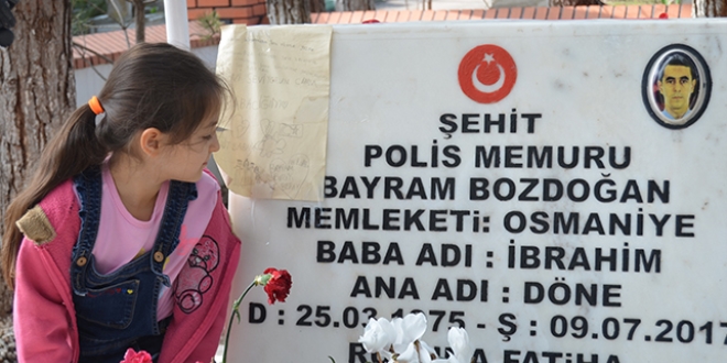Okuma yazma öğrenip yazdığı mektubu şehit babasına gönderdi
