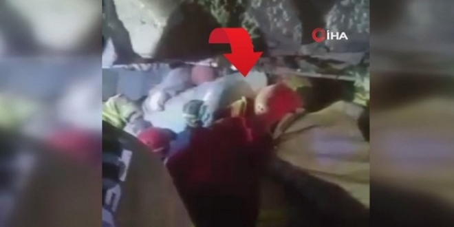 Kartal'da çöken binanın enkazından yaşlı adamın kurtarılma anları kamerada