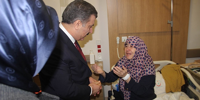 Sağlık Bakanını gören hasta gözyaşlarına boğuldu
