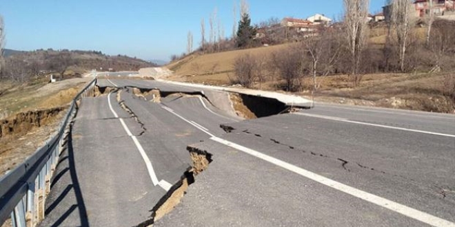 Kütahya'da çöken yol, 12 evde hasara yol açtı
