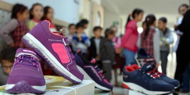 rencilere ayakkab alarak yarglanmaktan kurtuldu