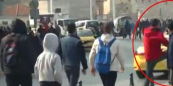Taksim Meydan'nda taksiciler birbirine girdi