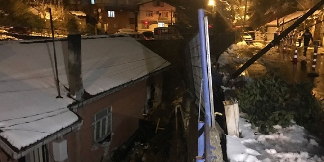 Sarıyer'de yol çökmesi üzerine 2 bina tahliye edildi