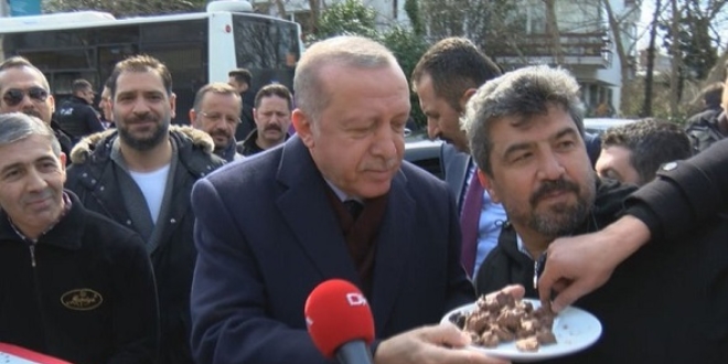 Vatandaşlardan Erdoğan'a evinin önünde doğum günü sürprizi