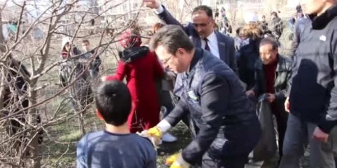 Idr Valisi, cadde ve sokaklarda p toplad