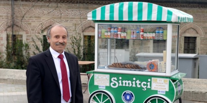 Emekli memur kravatlı simitçi oldu