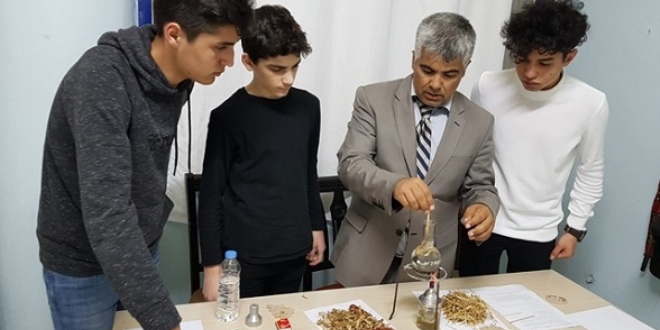 Fen bilgisi öğretmeni mısır sapından kağıt üretti