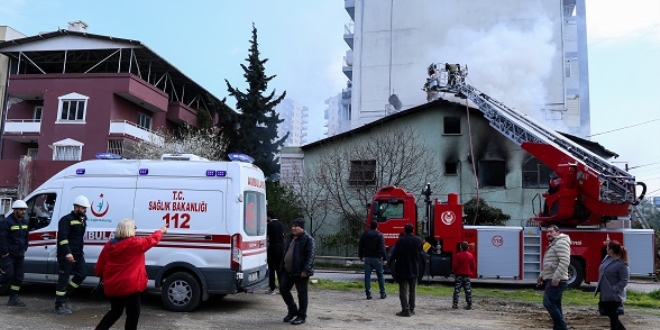 Alevlerin arasnda kalan 3 yaly kurtard